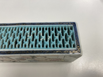 A Chinese famille rose 'erotical subject' cricket box, 1st half 19th C.